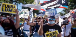 Puertorriqueños protestan por alzas en factura de luz y apagones