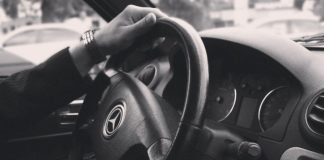 Niño muere al ser olvidado en un auto, el papá se suicida después