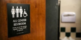 Un juez bloquea directrices de Biden sobre atletas transgénero y el uso de baños