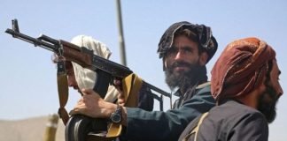 Talibanes celebran ante la Embajada de EE UU en Kabul el primer aniversario de su toma del poder