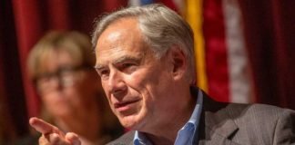 Acusan al gobernador Greg Abbott de «fomentar el odio antilatino»