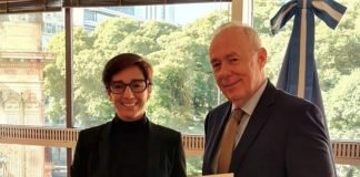 Cancillería confundió la bandera de Suiza con la de Dinamarca: duras críticas de la oposición