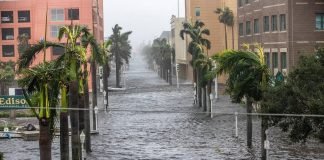 Ian se degradó a tormenta tropical tras dejar daños e inundaciones en Florida