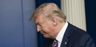 Jueza niega moción para revisar documentos incautados a Trump