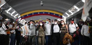 Régimen recibió en Caracas a 12 de los tripulantes del avión retenido en Argentina