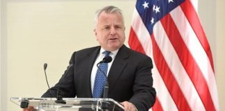 Embajador de EEUU en Rusia abandona Moscú luego de tres años