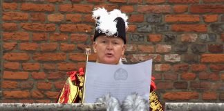 Nuevo himno y cañonazos acompañan proclamación de Carlos III