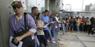 Bancos peruanos bloquean cuentas de migrantes venezolanos