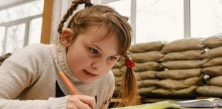 Millones de escolares ucranianos vuelven a clases en medio de la guerra