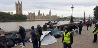 Miles de personas hacen fila en Londres para capilla ardiente de Isabel II