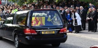 Cortejo fúnebre con los restos de Isabel II salen de Balmoral