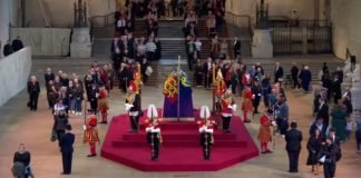 Guardia de honor se desmaya durante capilla ardiente de Isabel II