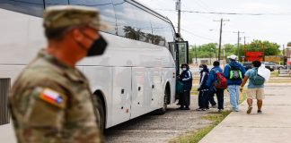 Piden investigar a DeSantis y Abbott por los envíos de migrantes