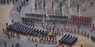 El cortejo de Isabel II recorre el centro de Londres tras el funeral