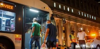 Illinois decreta emergencia para ayudar a migrantes enviados por Texas