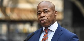 Nueva York abrirá centros de ayuda humanitaria para migrantes