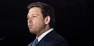 DeSantis envía aviones con migrantes de Florida a Massachusetts