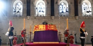 La espera para acceder a la capilla ardiente de Isabel II supera las 24 horas