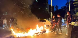 Irán no logra contener protestas por Amini que dejan ya tres muertos