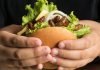 Restaurante en Tailandia ofrece hamburguesas con grillos