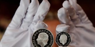 Presentan moneda con la imagen del rey Carlos III