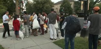 Gobernador de Texas envió dos autobuses con migrantes venezolanos a la casa de Kamala Harris