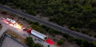 Hallan a 121 migrantes abandonados en un camión en el norte de México