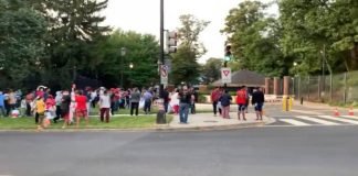 Texas envía otro bus con migrantes a la residencia de Kamala Harris