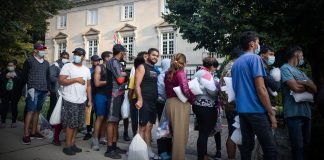 Texas seguirá enviando migrantes a otras partes de EEUU hasta que Biden «despierte»