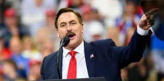 FBI allana residencia de Mike Lindell y confisca su teléfono celular