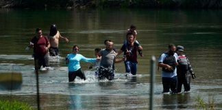 Piden a venezolanos que abandonen campamento a orilla del Río Bravo