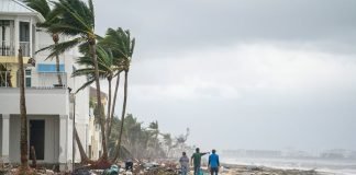 «Ustedes saquean, nosotros disparamos»: El gobernador de Florida advierte a los saqueadores tras el paso del huracán Ian