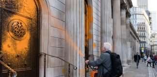 Activistas arrojan pintura naranja a cuatro edificios de Londres