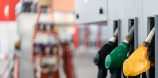 Gobierno de Petro inicia polémica alza del combustible