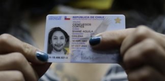 Entregan primer carnet de identidad no binario en Chile