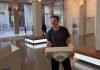 Elon Musk entra en la sede de Twitter con un lavamanos
