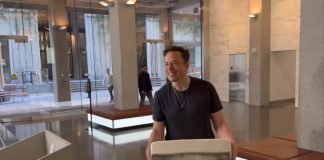 Elon Musk entra en la sede de Twitter con un lavamanos