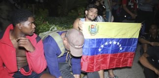 Migrantes venezolanos piden a México que los deporten
