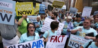 Los activistas de Just Stop Oil embadurnan la cara de la figura de cera del Rey en el Madame Tussauds, después de que se revelara que a algunos activistas del clima se les paga por protestar.