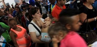 Migrantes se aglomeran en aeropuerto de Panamá para retornar a Venezuela