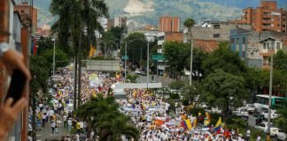 Masiva protesta en Medellín contra el gobierno de Petro