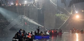 Asciende a 120 el número de muertos por desplome de puente en la India