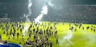 Policía de Indonesia confirmó 125 muertos por disturbios en clásico del fútbol local