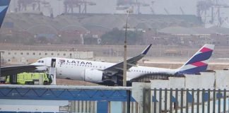 Mueren dos bomberos al chocar con un avión en Perú