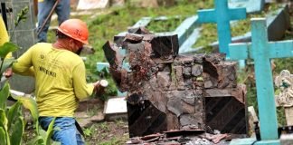 Destruyen tumbas con distintivos de pandillas en El Salvador