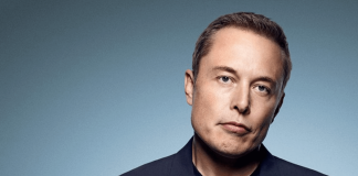 Elon Musk expone un ‘armario secreto’ lleno de camisetas de ‘mantente Woke’ en la sede de Twitter