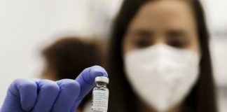 Perú empieza a vacunar contra la viruela del mono a personas con VIH