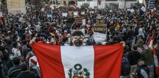 Miles de peruanos marchan y piden la renuncia de Castillo