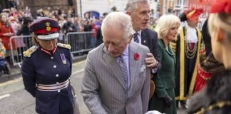 Lanzan huevos al rey Carlos III mientras caminaba por York