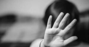 Golpeaba a su bebé por «ensuciarse con sus necesidades fisiológicas»